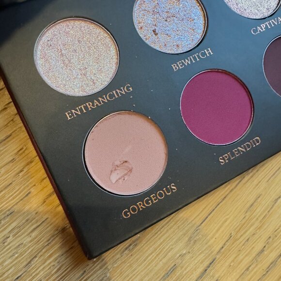 Glaminatrix Cosmetics Entrancing Eyes eyeshadow palette - Picture 3 of 5